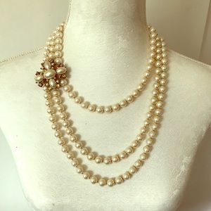 3-strand pearl necklace with brooch enhancer cream